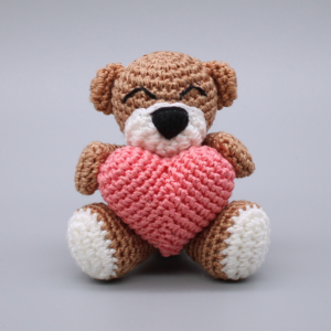 DIY Häkelanleitung kleiner Teddy mit Herz