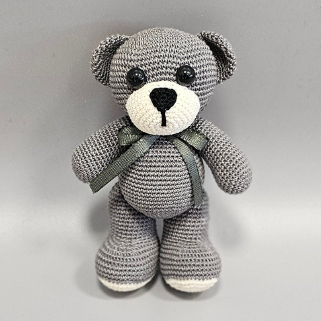 Kleiner grauer Teddybär mit Schleife