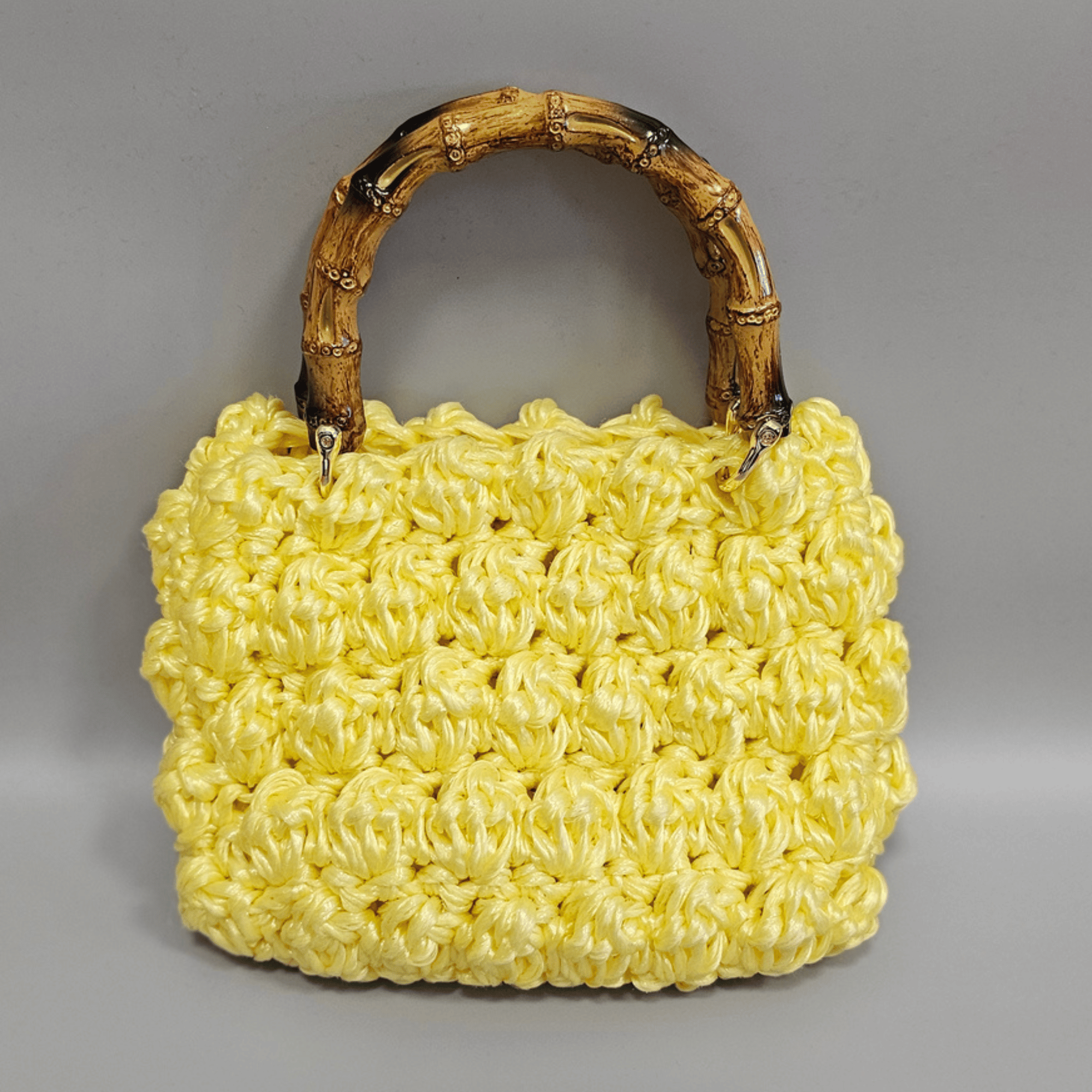 Handgemachte Handtasche mit Bambusgriffen aus Erntegarn (Polypropylen)