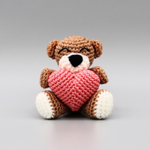 DIY Häkelanleitung kleiner Teddy mit Herz