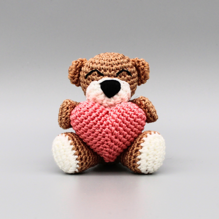 DIY Häkelanleitung kleiner Teddy mit Herz