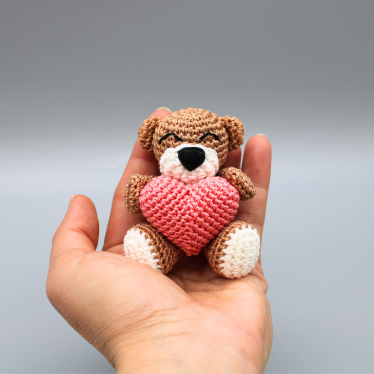 DIY Häkelanleitung kleiner Teddy mit Herz