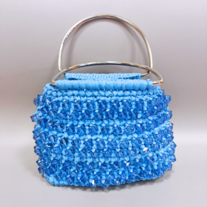Hnadgemachte Basttasche - Blau mit transparenten Perlen und Metallgriffen